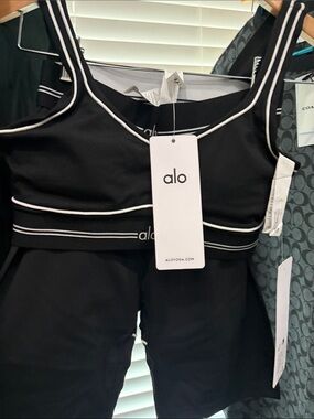 Alo Heart Trob set sports bra and shorts